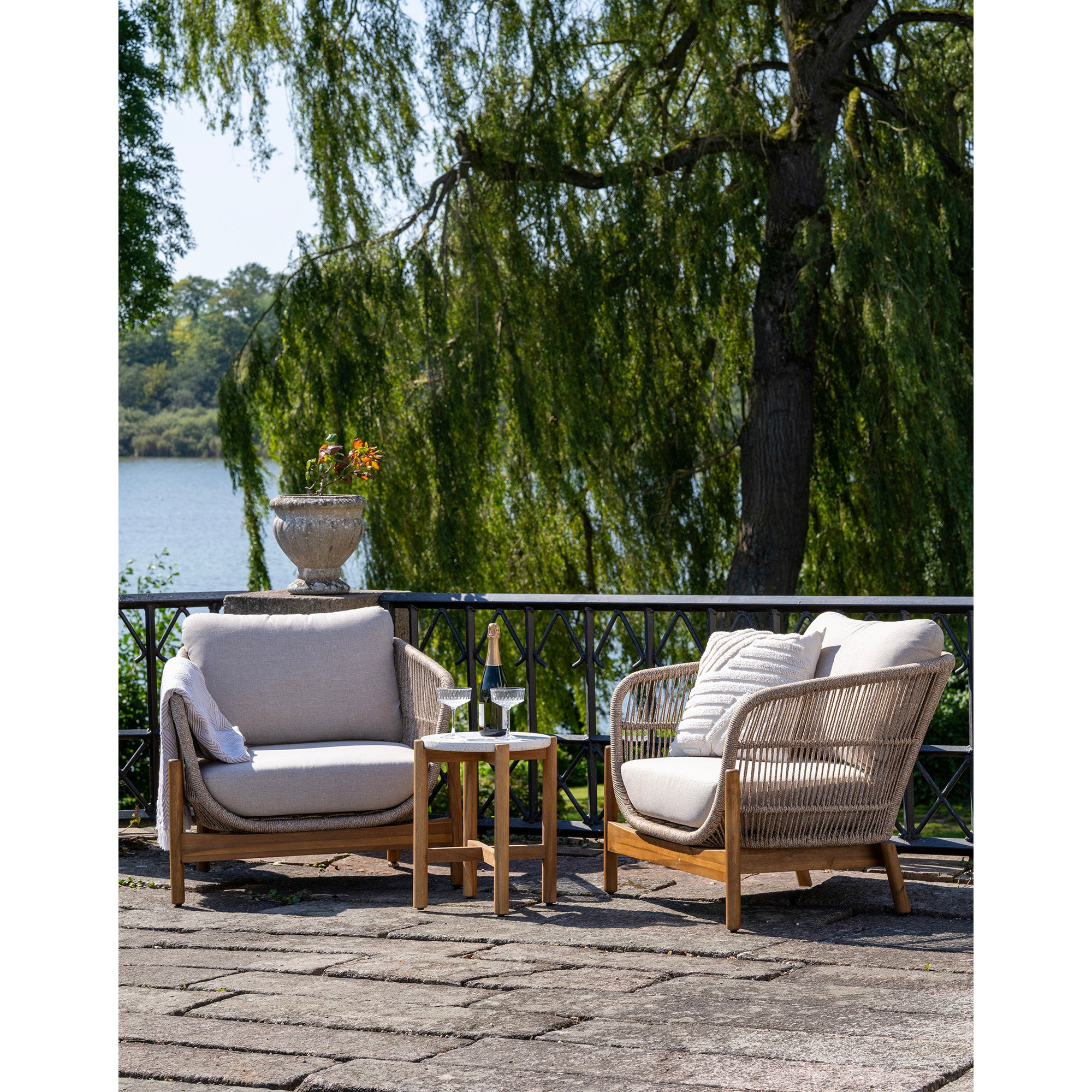 Terracina Garden Set – 2 Lounge Stoelen + Bijzettafel – Acaciahout, Rope &amp; Staal – Bruin/Beige