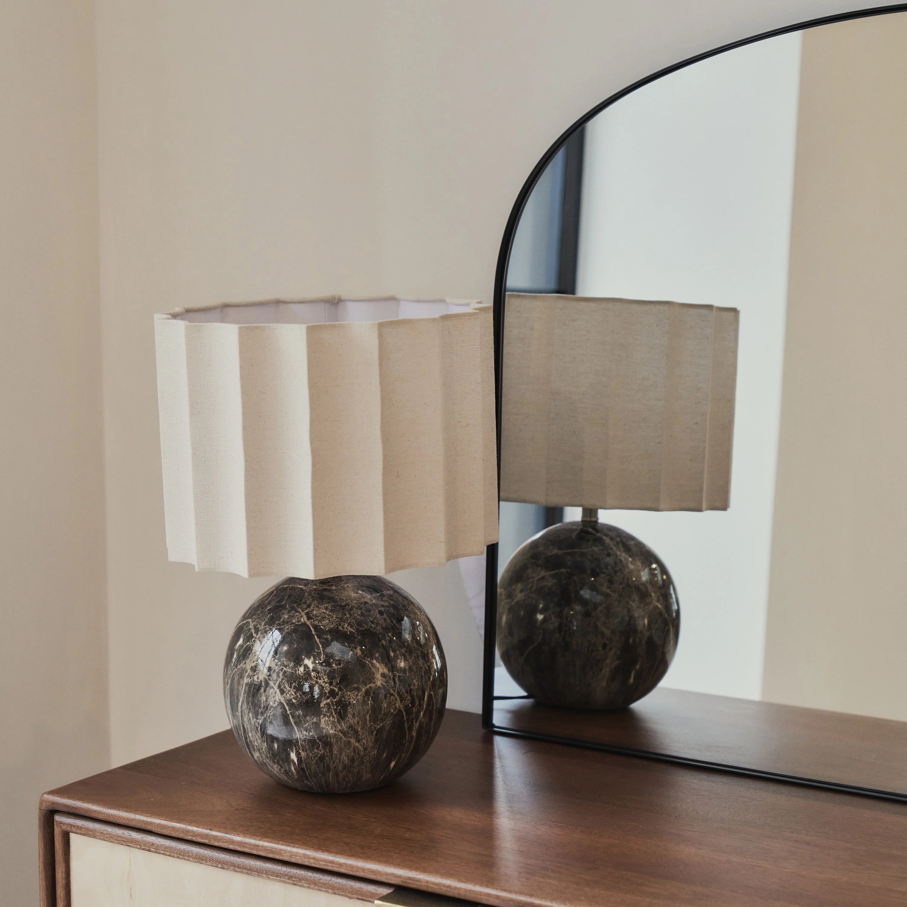 Desido Arco Luxe Boogspiegel in Black – 70 × 100cm