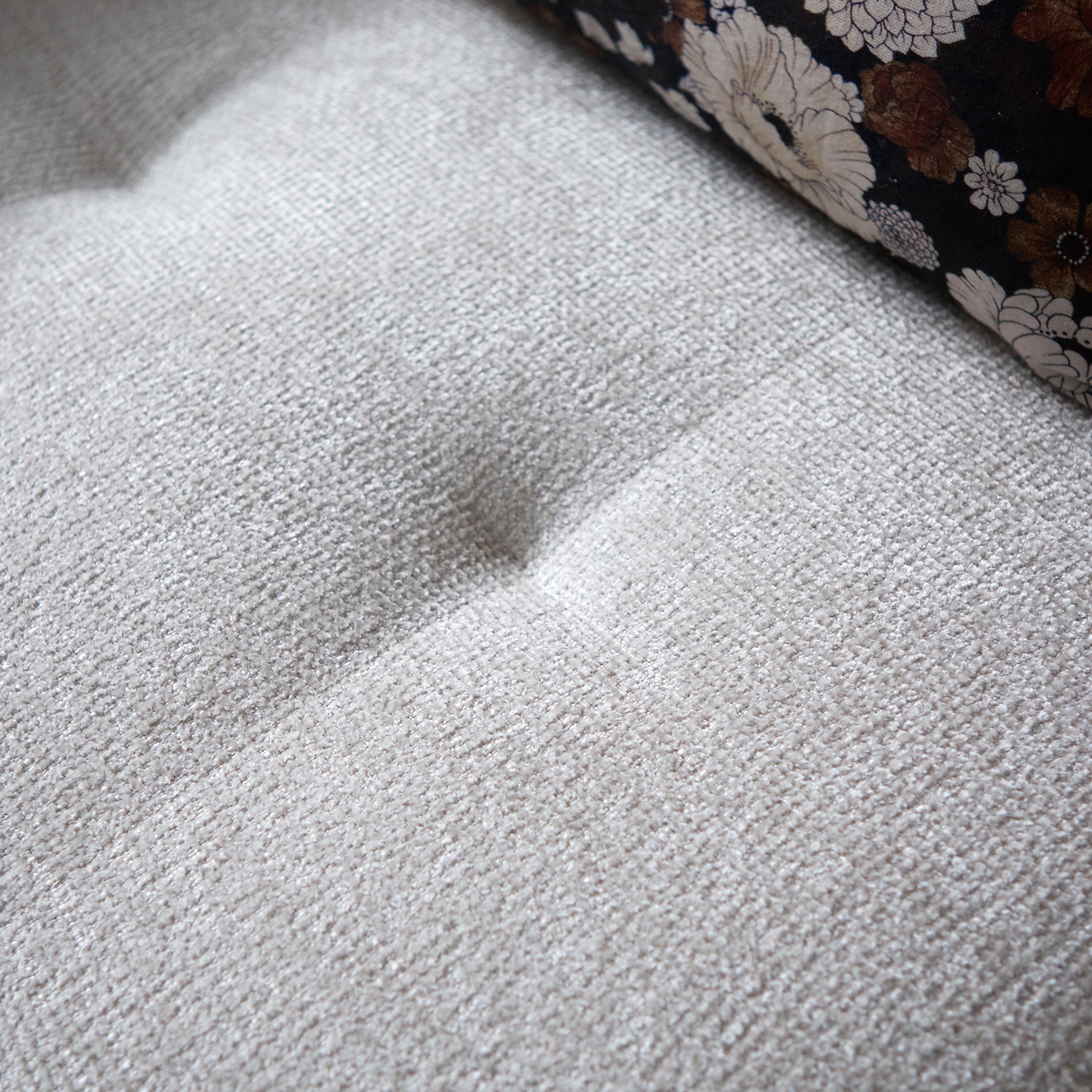 PEPP interiors Bank FLOW met chaise longue rechts in Majestic 603