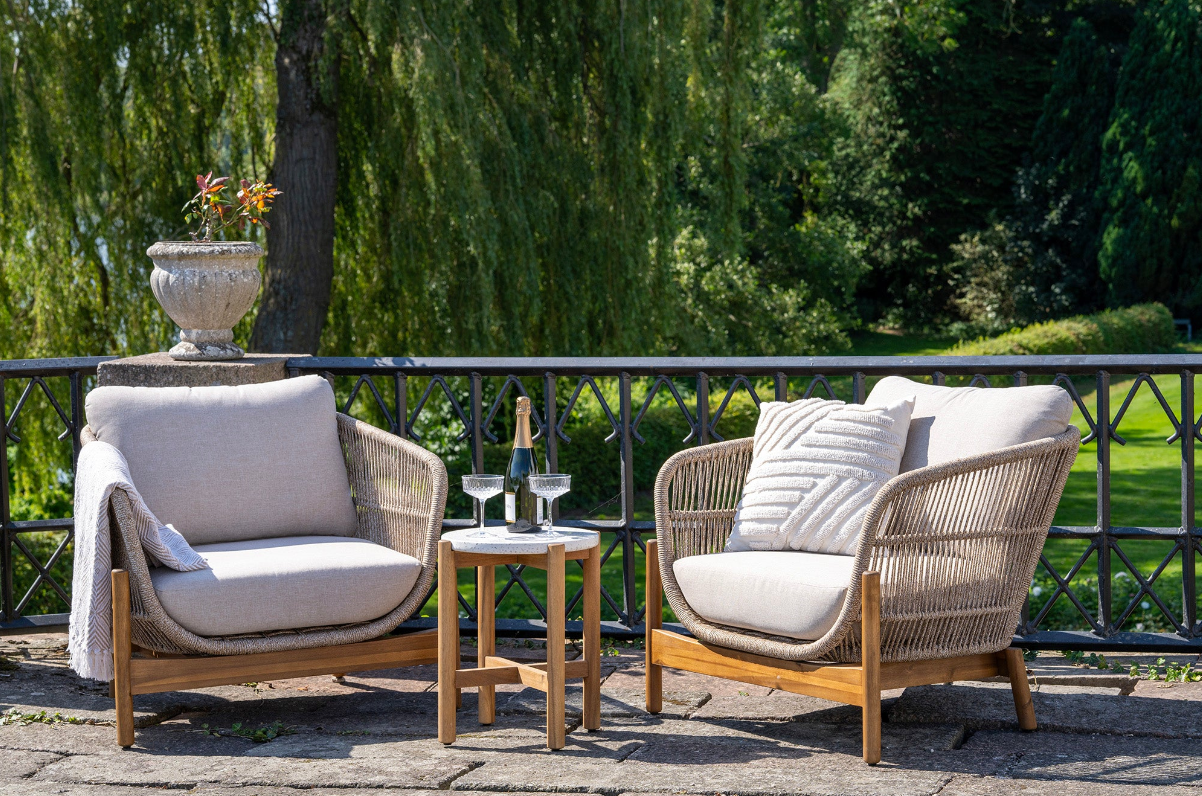 Terracina Garden Set – 2 Lounge Stoelen + Bijzettafel – Acaciahout, Rope &amp; Staal – Bruin/Beige