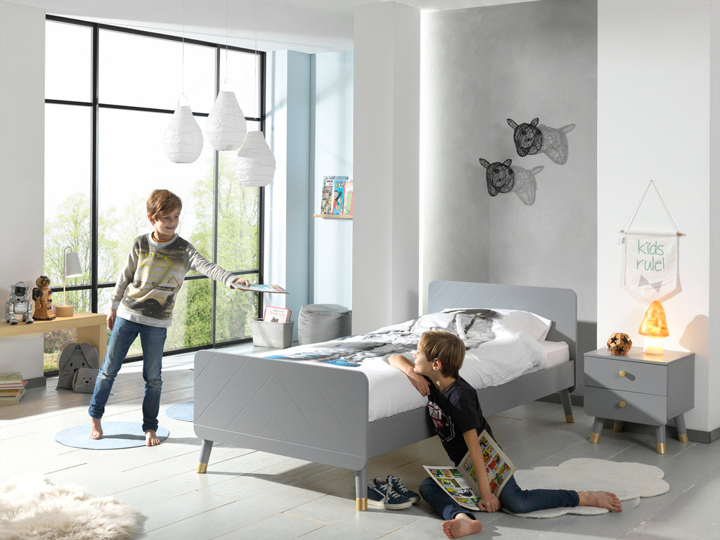 Deze BILLY-combinatie bestaat uit het tijdloze grijze BILLY-bed (90x200cm) en de bijpassende tijdloze grijze nachttafel.